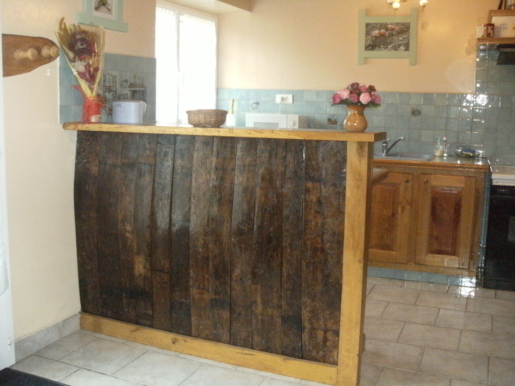 meuble cuisine aménagée (planches d'ancien fût), la maison du village