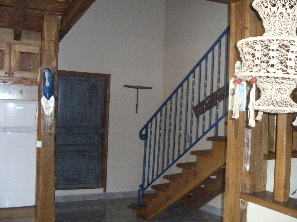 vue d'ensemble escalier la maison du village, rampe poutres, ancienne porte