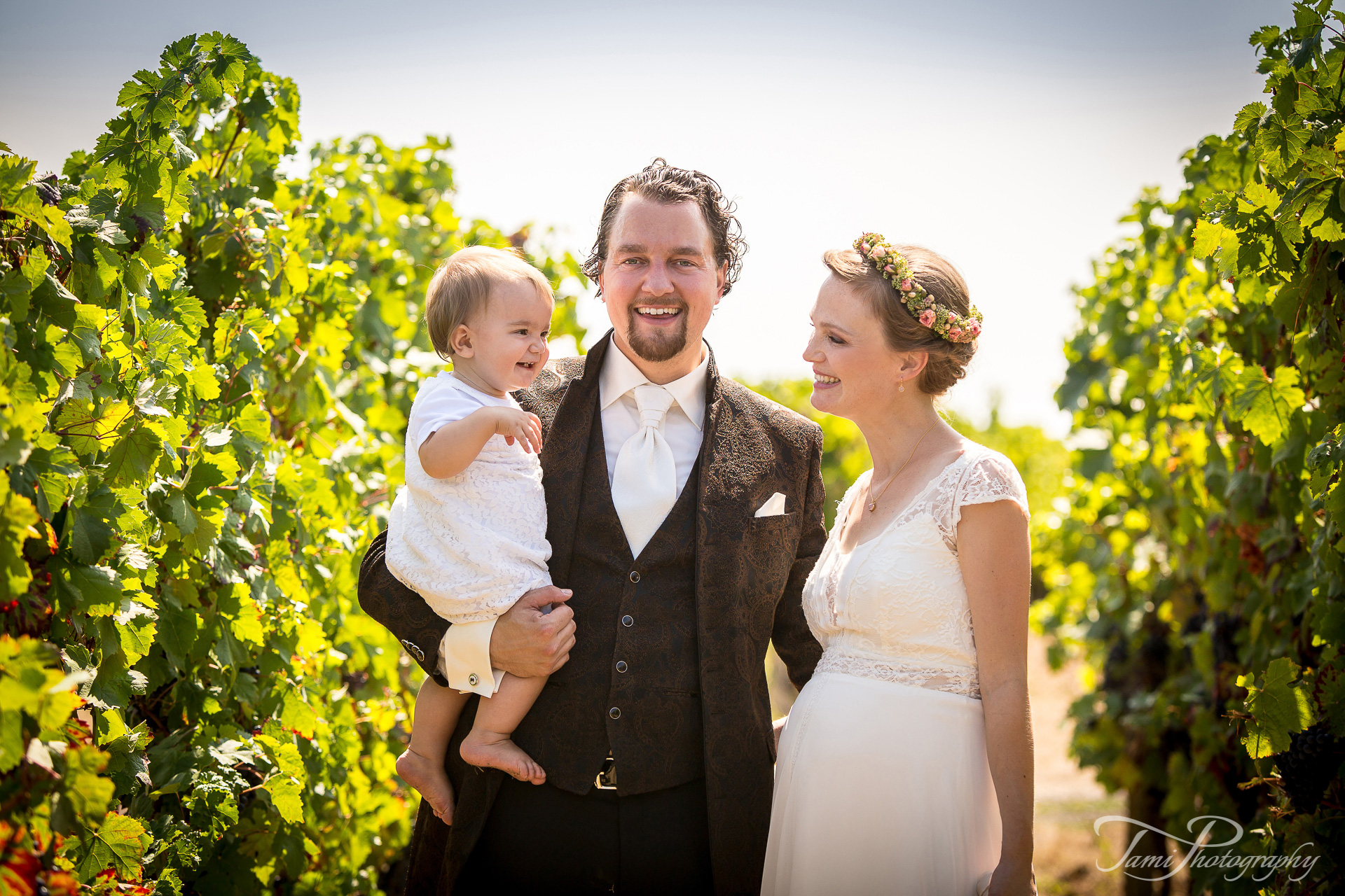 Familienfoto im Freien nach der Taufe und Hochzeit mit Eltern und Tochter