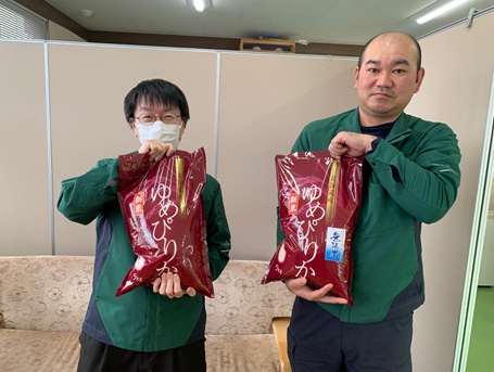 従業員へお米を配布いたしました
