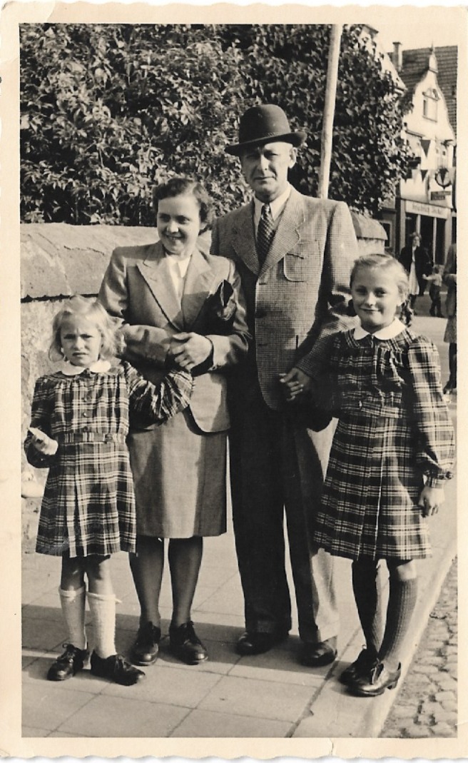 Grrünberg/Hessen im Oktober 1949: Gerti, unsere Eltern und Helga auf dem Weg zum Gallusmarkt