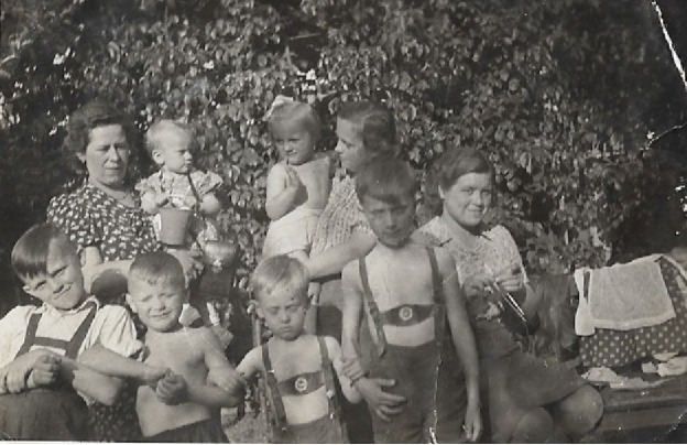 1943 in unserem Garten in Brünn: Tante Hilde, unsere Cousine Traute, Helga und unsere Mutter. Tante Olga. Vorne: Unser Cousin Ludwig, Helmut, unsere Cousins Gerd und Peter.