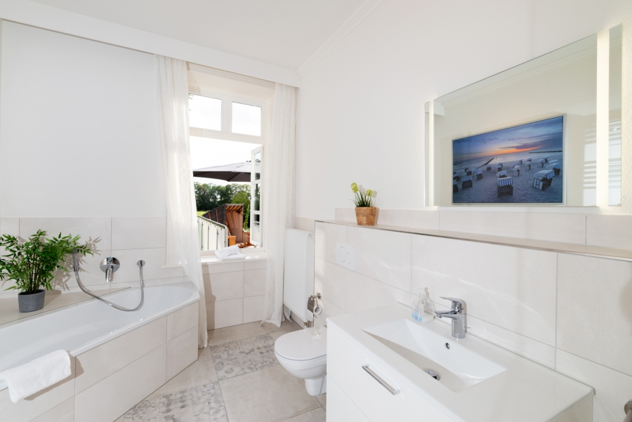 Moderner Waschplatz im Herrenzimmer – exklusive Bad-Ausstattung im Ferienhaus auf der Insel Fehmarn.