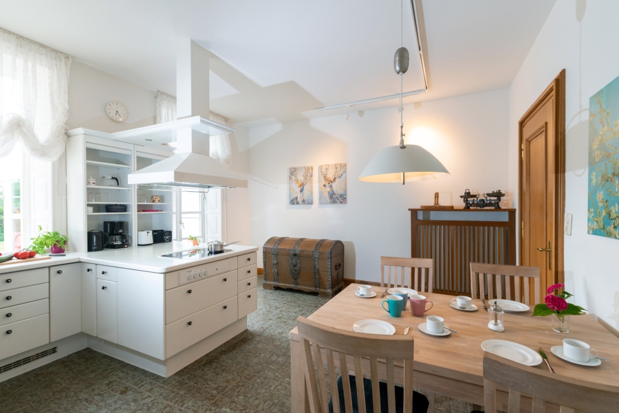 Essplatz in der Küche mit Eichentisch – hochwertiges Wohnen im Ferienhaus der Familie Thomsen-Detlefs auf der Insel Fehmarn.