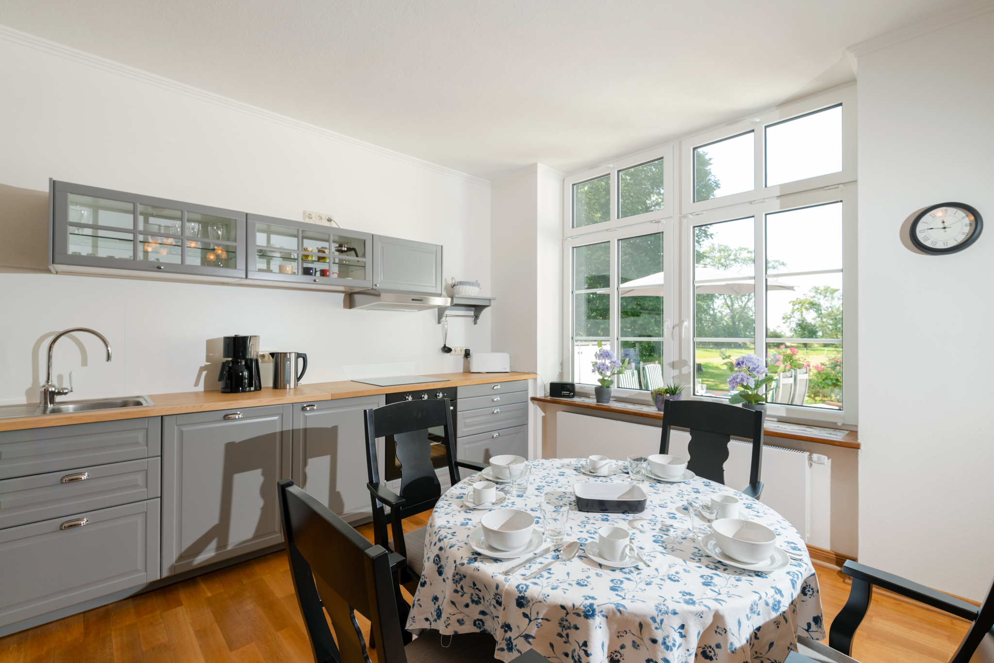 Esstisch im Kaminzimmer der Familie Thomsen-Detlefs: Hochwertiger Wohn- und Essbereich in einer Ferienwohnung mit Charakter.