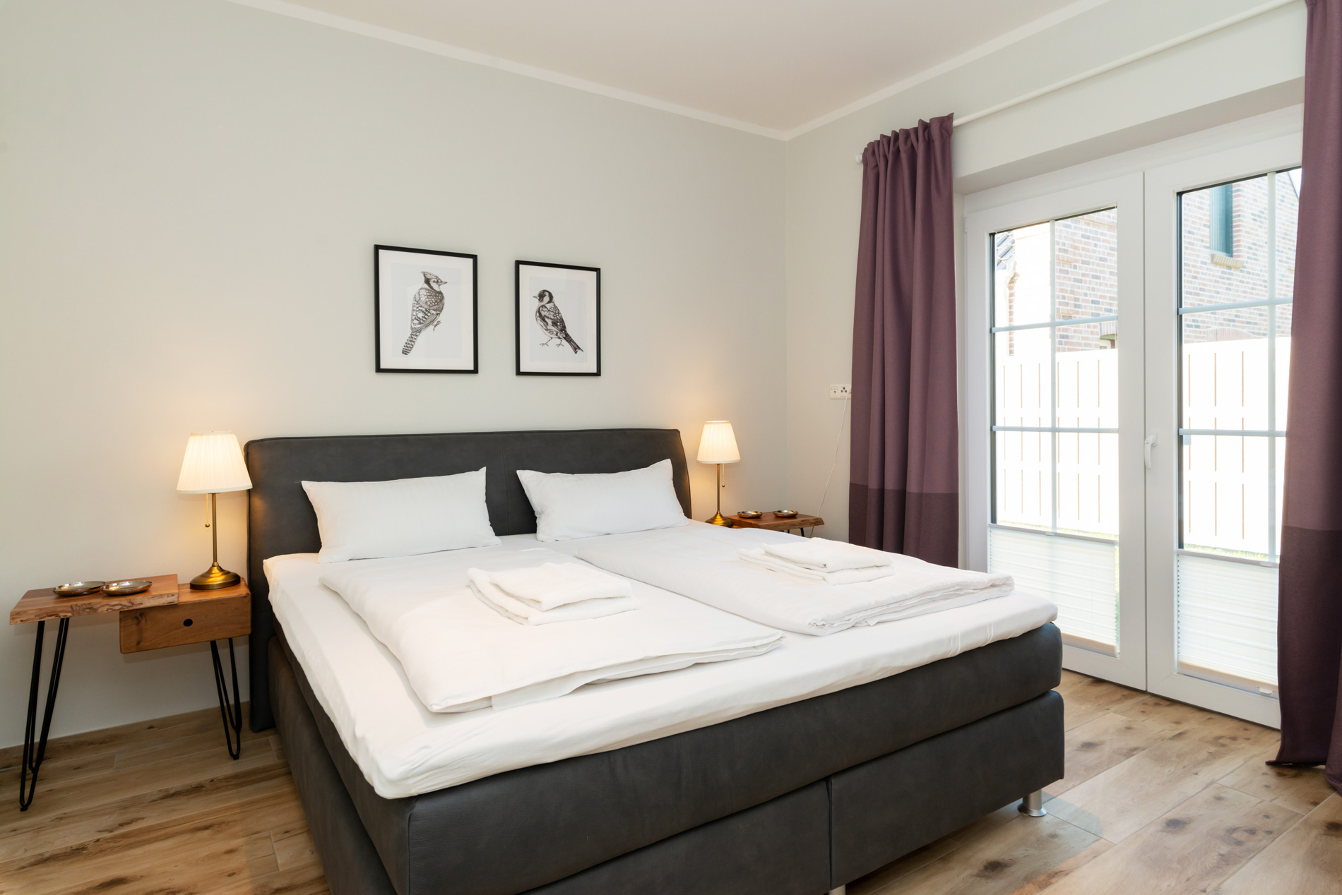 Hochwertiges Boxspringbett im Schlafzimmer des Ferienhauses auf Fehmarn für maximalen Schlafkomfort.