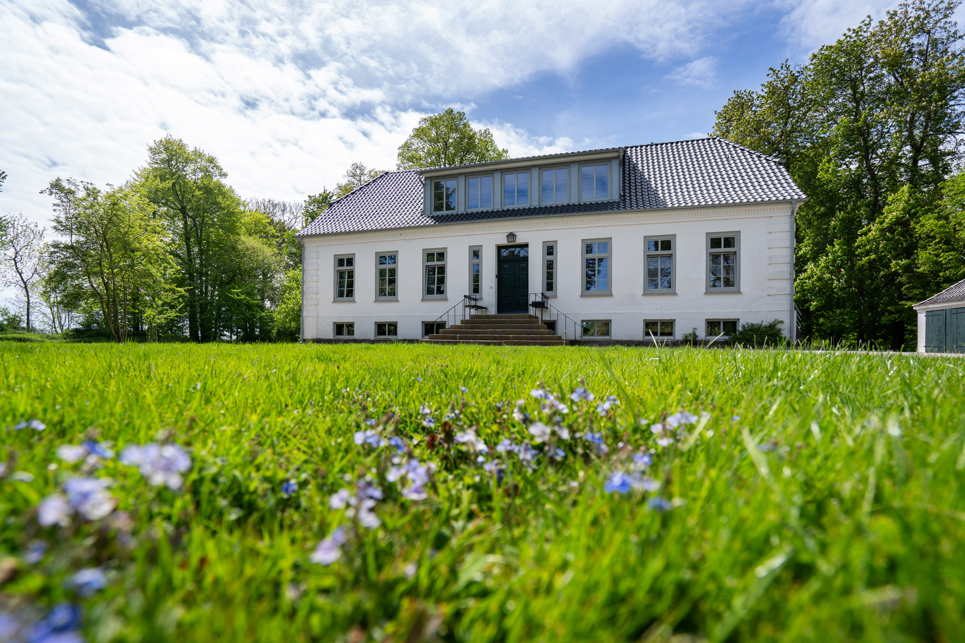 Repräsentative Vorderseite des historischen Herrenhauses von 1850 auf Fehmarn – Urlaub in einem traditionellen Backsteingebäude bei fehmarn-mein-urlaub.de.