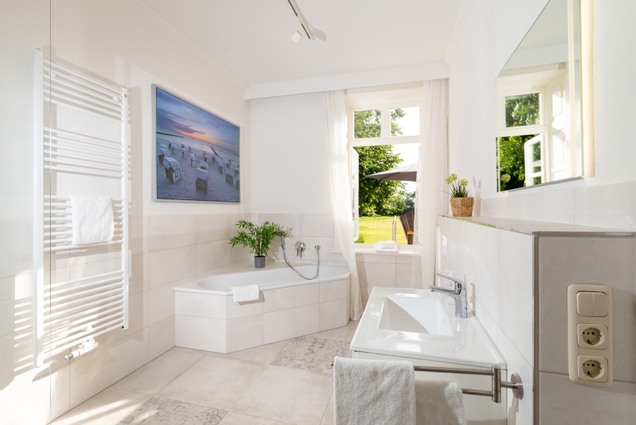 Badezimmer mit Badewanne in der Herrenzimmer-Suite – exklusive Ferienwohnung-Ausstattung bei Familie Thomsen-Detlefs auf Fehmarn.