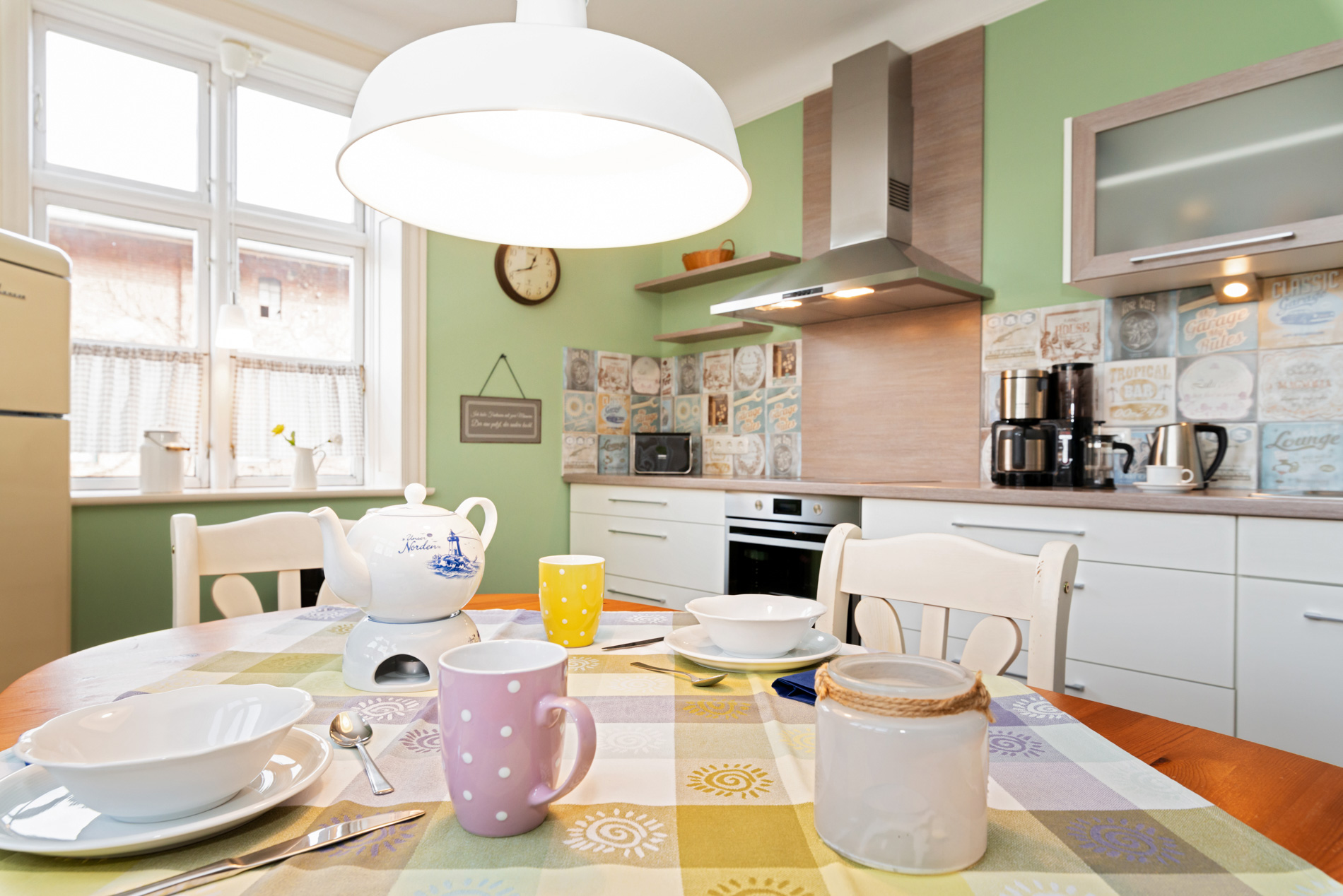 Moderne Küche in der Ferienwohnung im Bauernhausauf der Insel Fehmarn.