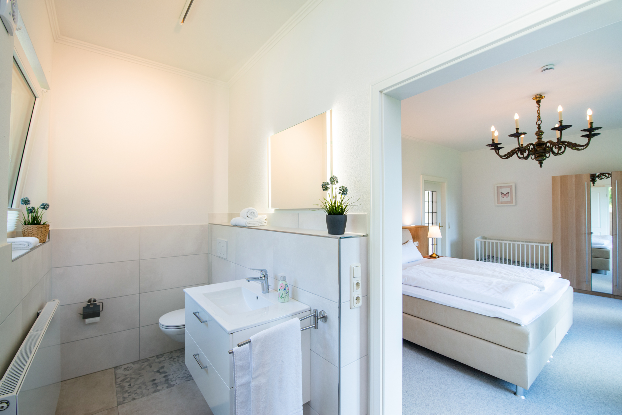 Neu saniertes Badezimmer mit bodengleicher Dusche direkt am Schlafbereich im historischen Herrenhaus von 1850 auf Fehmarn.
