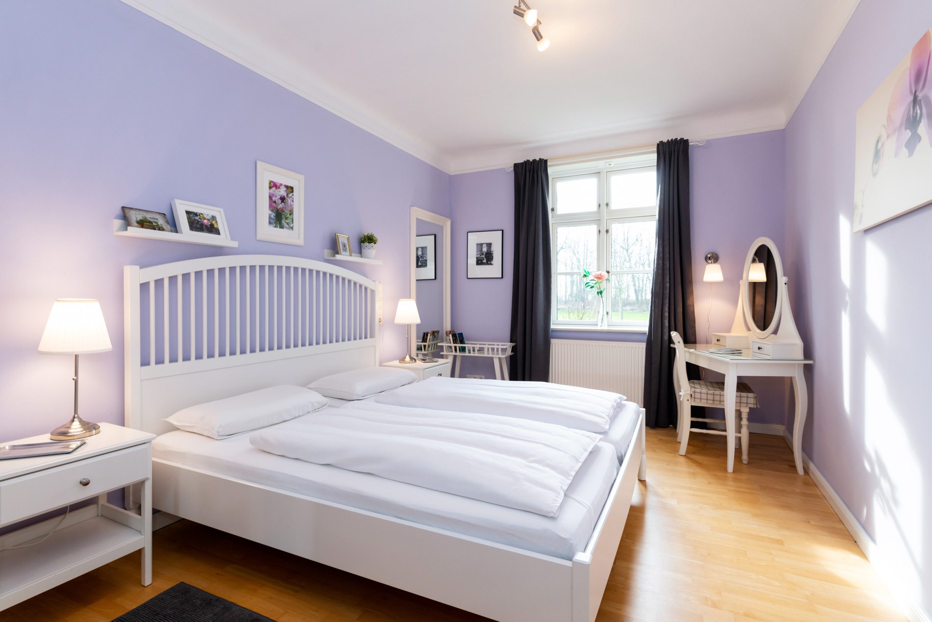 Einladendes Doppelbett im ruhig gelegenen Schlafzimmer unserer Ferienunterkunft auf der Insel Fehmarn.