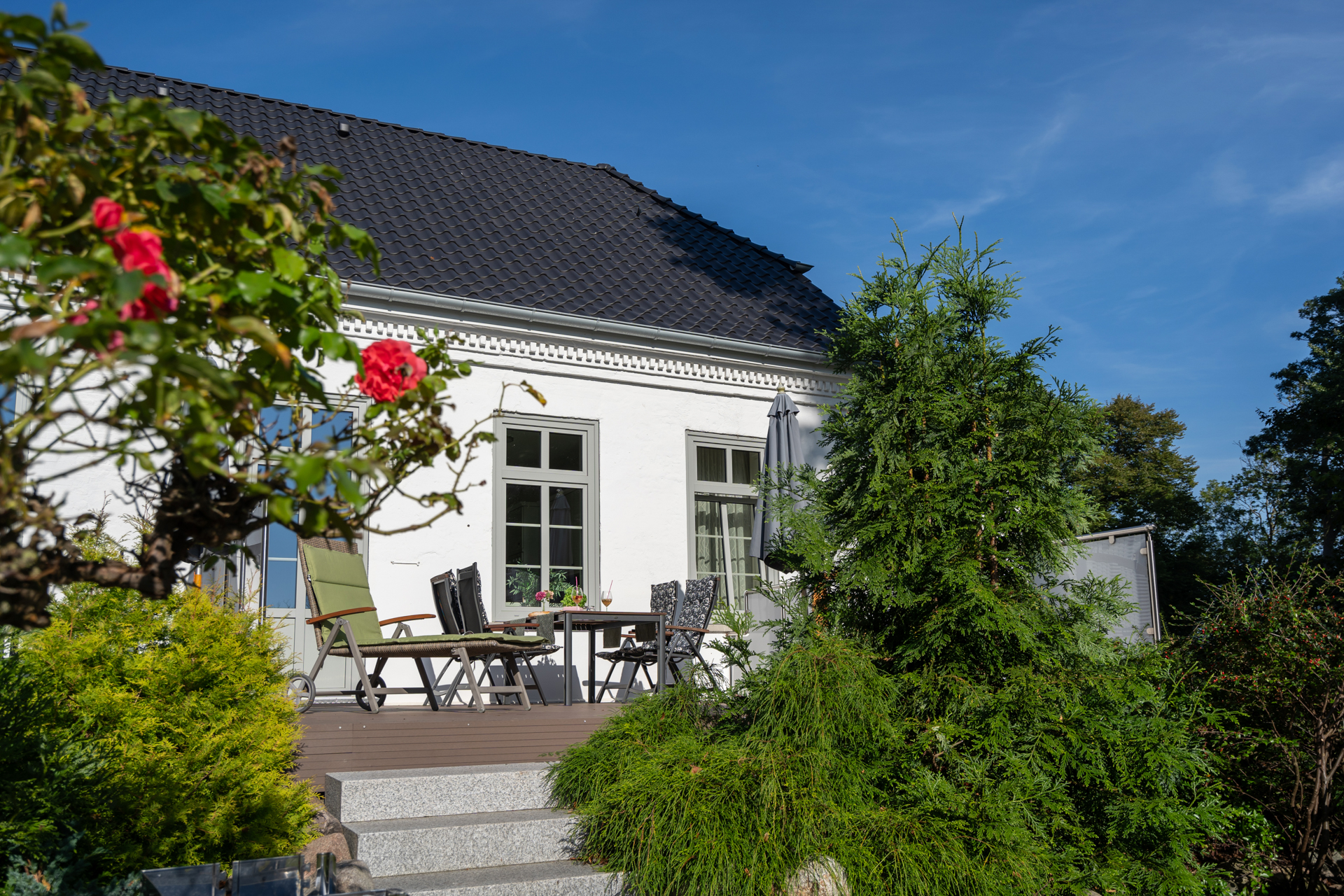 Terrasse am Ferienhaus Herrenhaus auf Fehmarn – großzügiger Außenbereich für Gäste in historischem Ambiente.