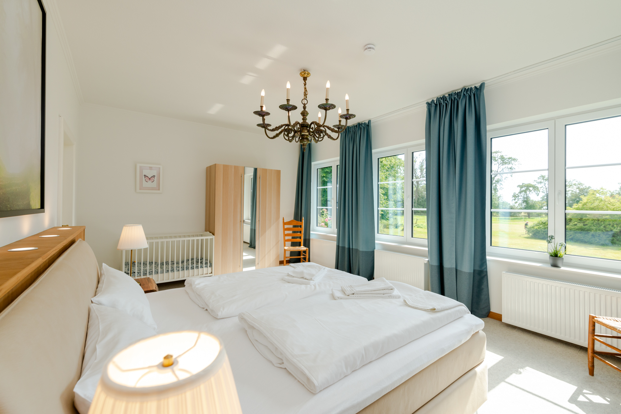 Exklusives Boxspringbett im Kaminzimmer – Ferienhaus-Highlight für gehobene Ansprüche auf Fehmarn.