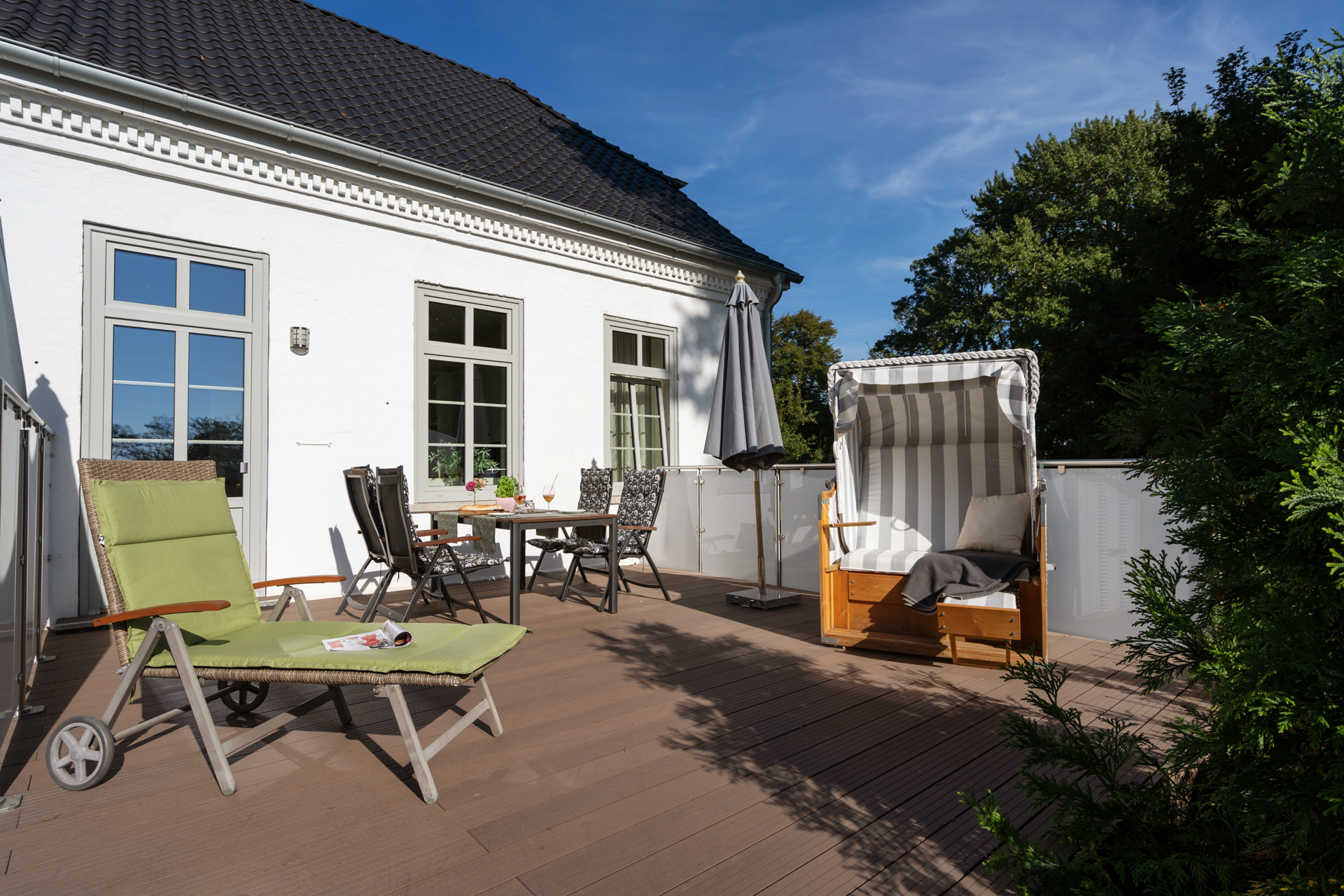 Strandkorb auf der Terrasse am Herrenzimmer – privater Rückzugsort im Ferienhaus der Familie Thomsen-Detlefs auf Fehmarn.