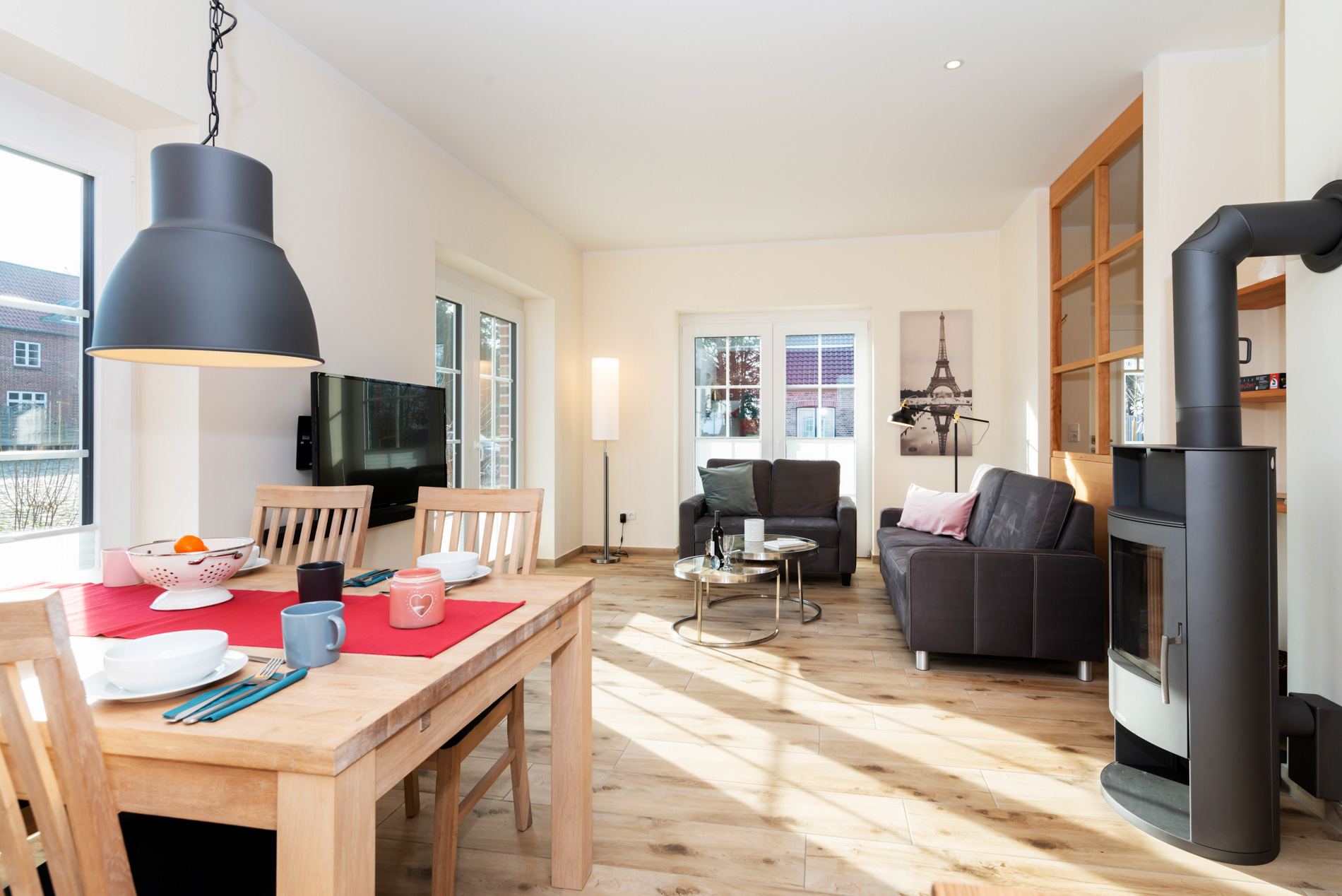 Wohnraum mit Kamin und Sitzecke, Kaminholz kostenfrei