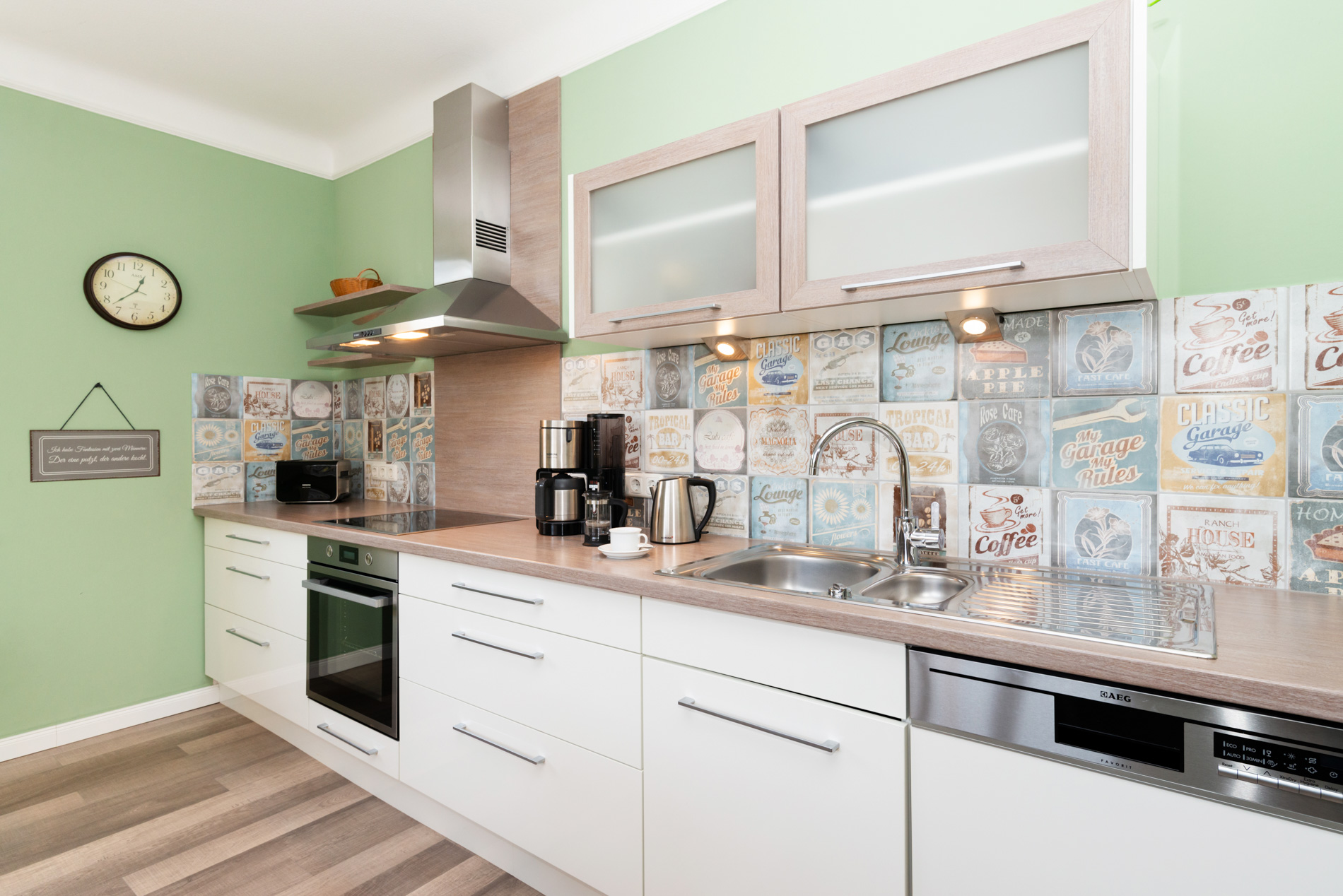 Moderne Küchenzeile in der Ferienwohnung auf Fehmarn – hochwertiger Komfort für deine Auszeit an der Ostsee.