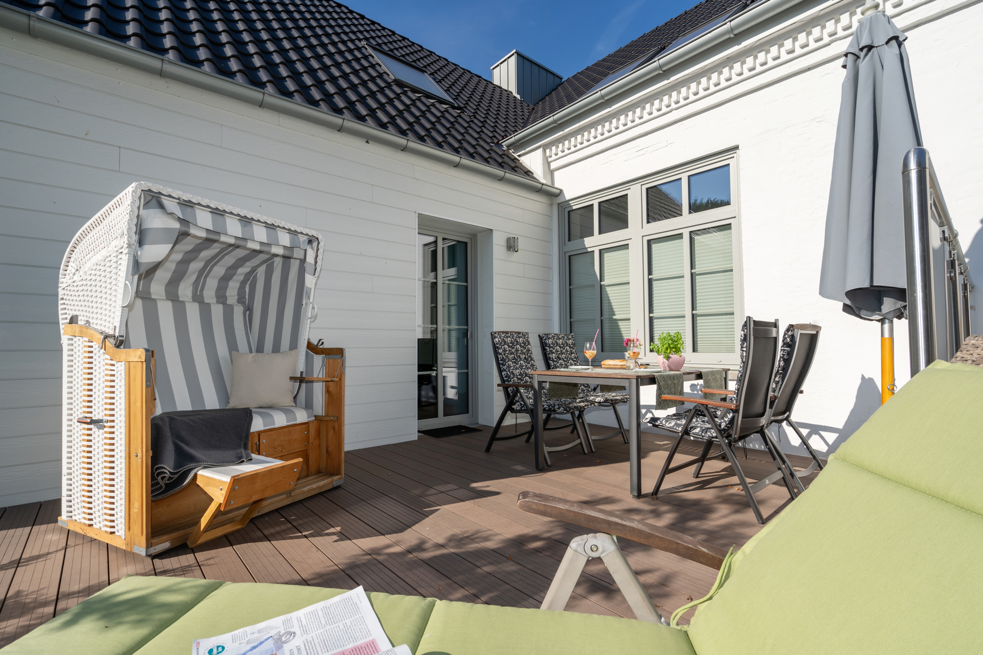Direkter Zugang vom gemütlichen Kaminzimmer auf die private Terrasse – exklusiver Wohnkomfort im Herrenhaus auf Fehmarn bei fehmarn-mein-urlaub.de.