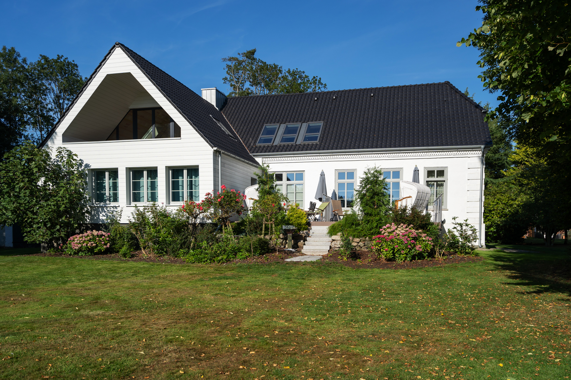 Terrasse am Herrenhaus: Der private Außenbereich für Ihren Urlaub im historischen Ambiente auf der Insel Fehmarn.