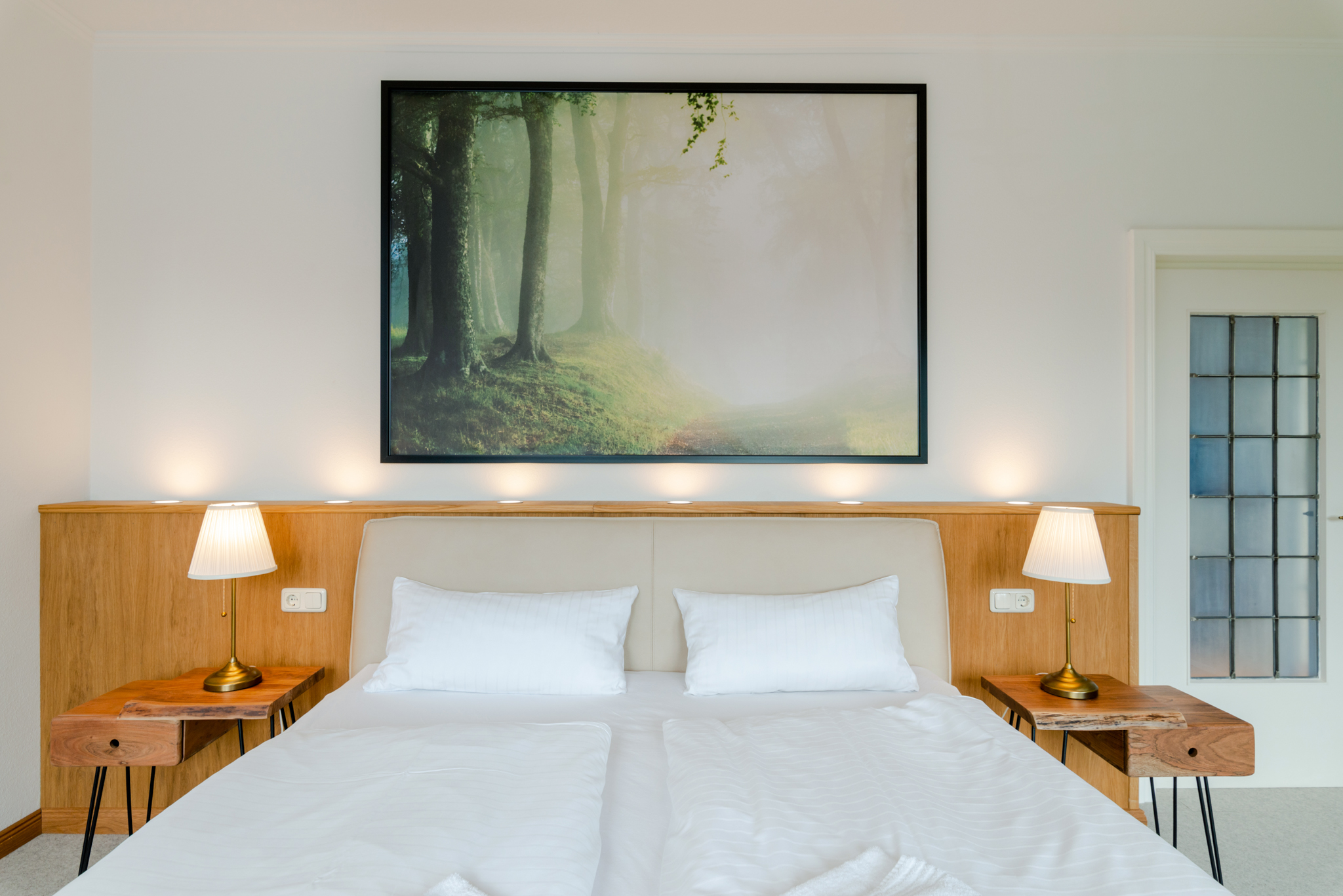 Luxus-Schlafzimmer auf Fehmarn: Modernes Boxspringbett im historischen Kaminzimmer des Herrenhauses für exklusiven Urlaub bei fehmarn-mein-urlaub.de.