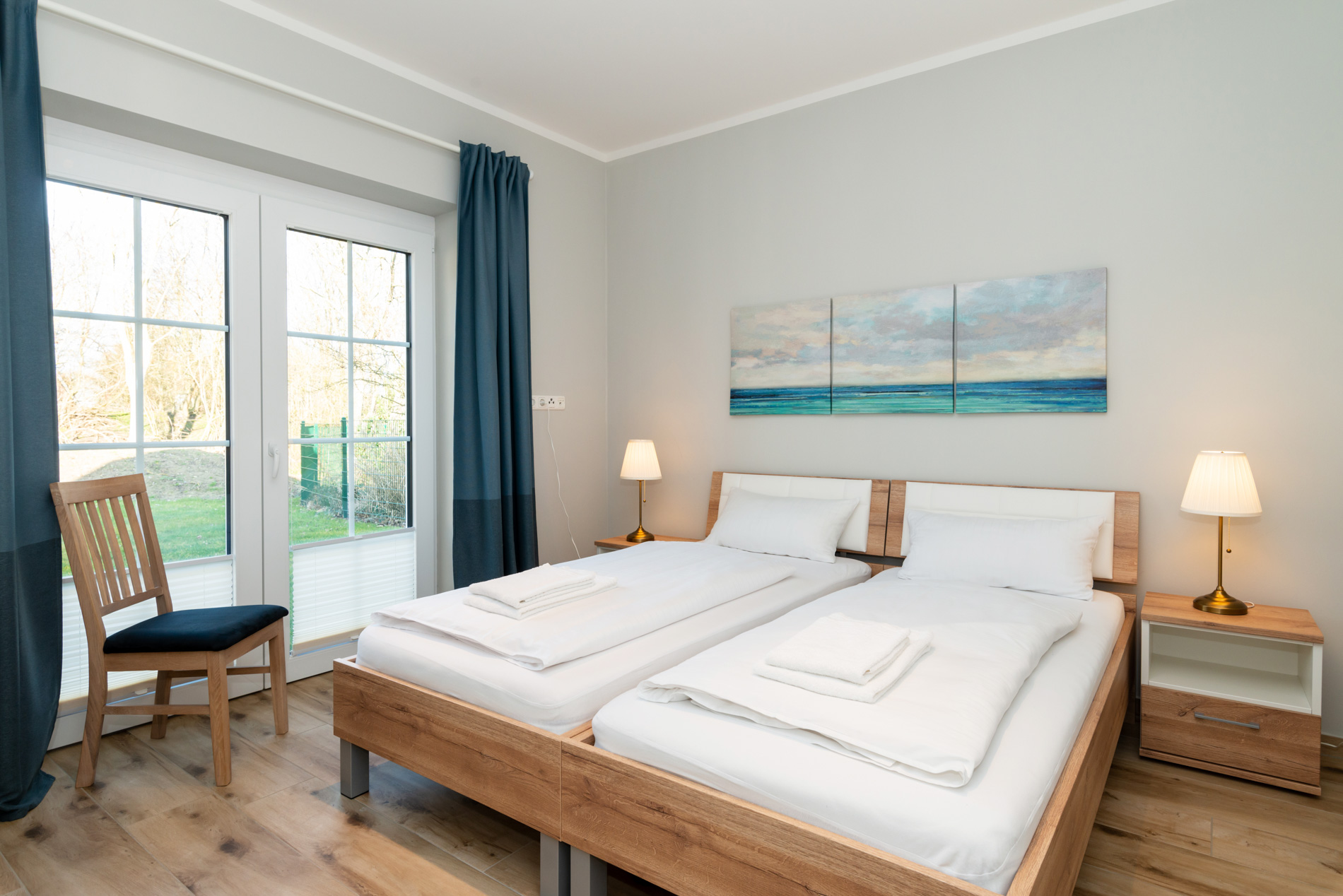 Gemütliches Doppelbett im hellen Schlafzimmer eines Ferienhauses der Familie Thomsen-Detlefs auf Fehmarn.