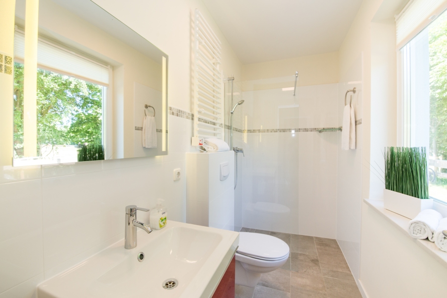 Modernes Badezimmer mit Dusche und WC im exklusiven Ferienhaus bei fehmarn-mein-urlaub.de auf der Insel Fehmarn.