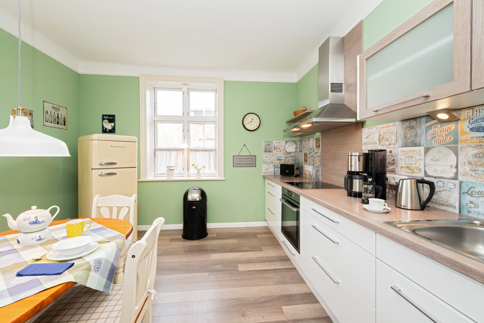 Helle, offene Einbauküche in der Ferienwohnung von Familie Thomsen-Detlefs mit moderner Ausstattung und viel Platz zum gemeinsamen Kochen im Urlaub.