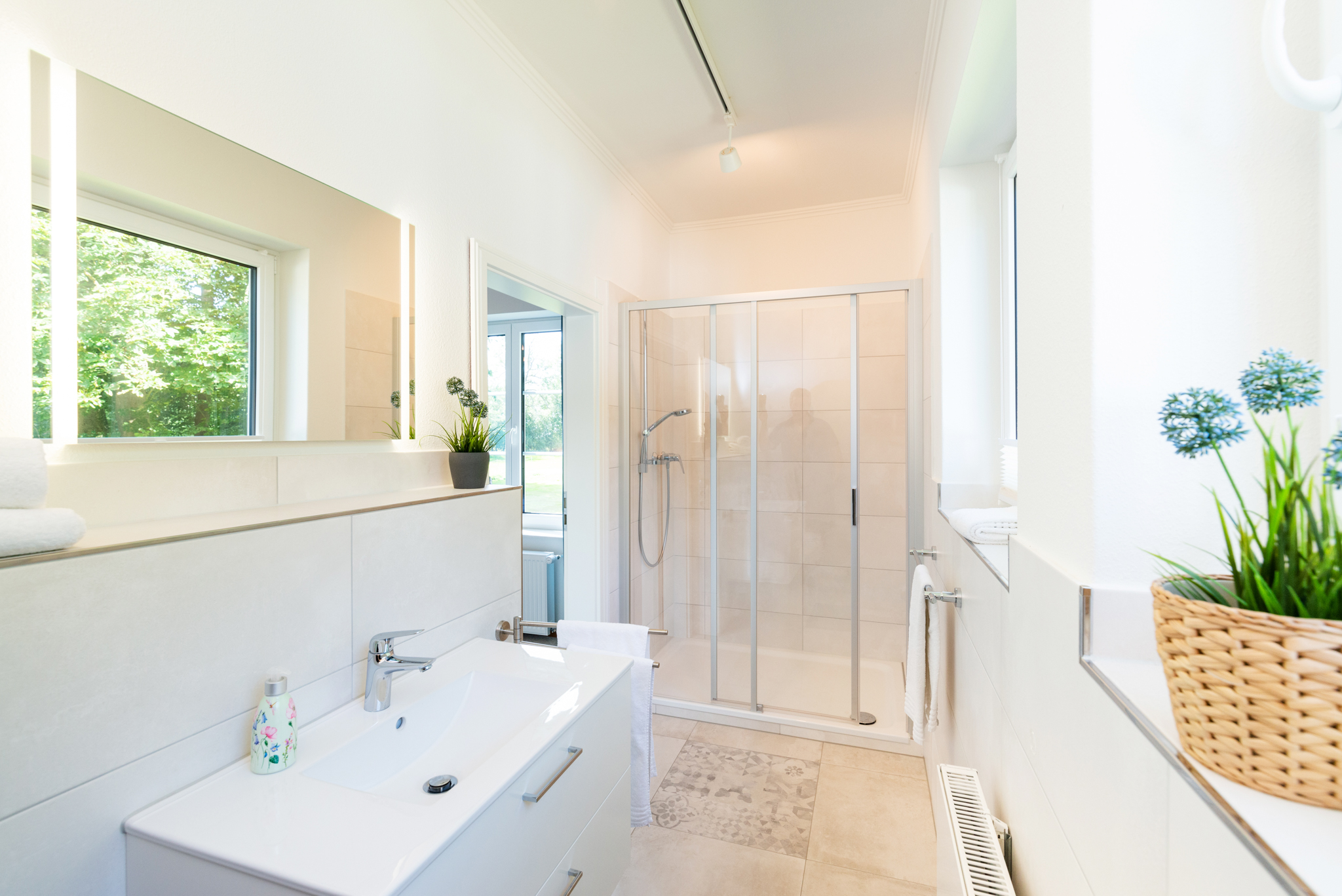 Elegantes Duschbad im Herrenhaus der Familie Thomsen-Detlefs – Komfort und Hygiene im Urlaub auf Fehmarn.