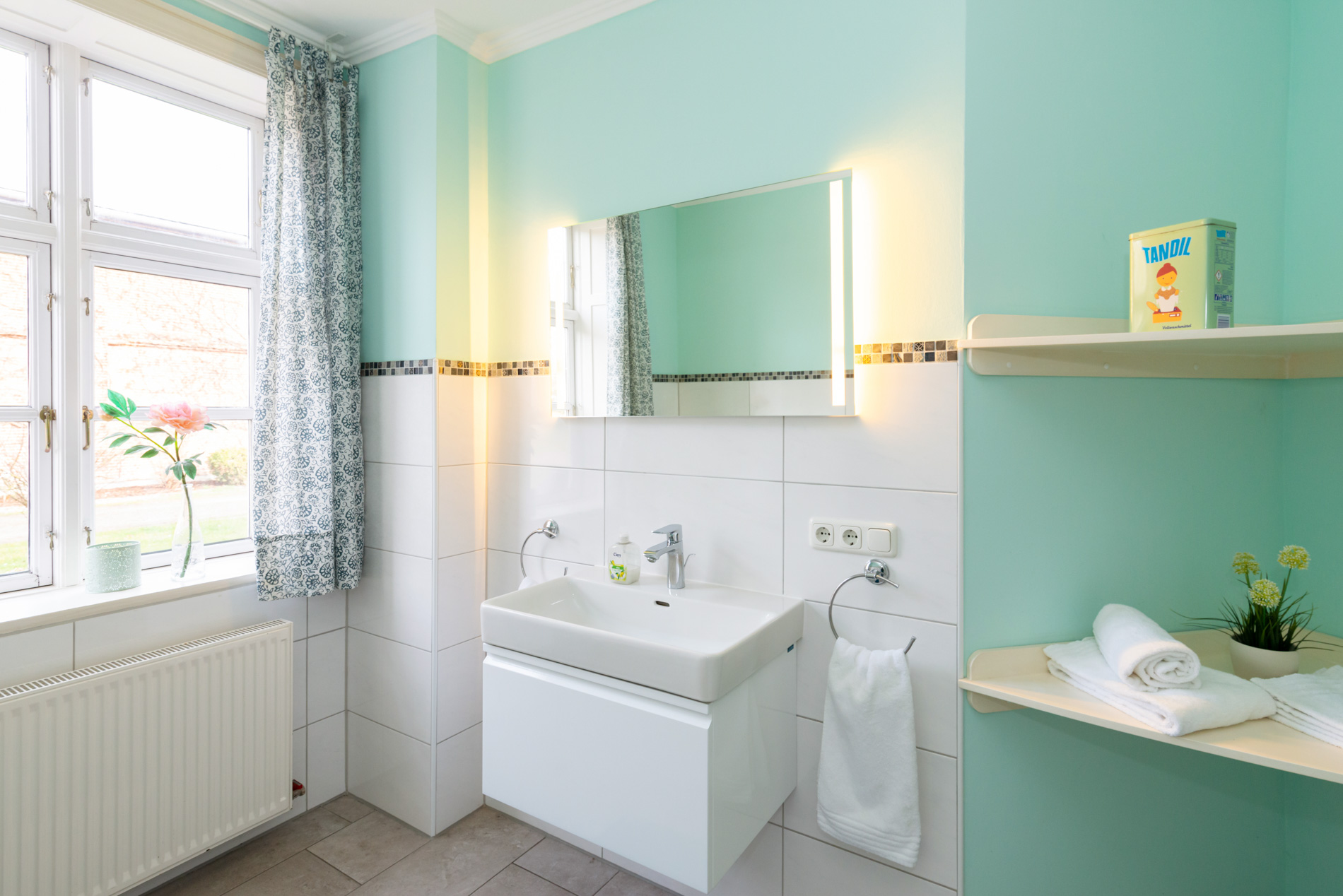 Eleganter Waschplatz im hellen Badezimmer bei Familie Thomsen-Detlefs auf der Insel Fehmarn.