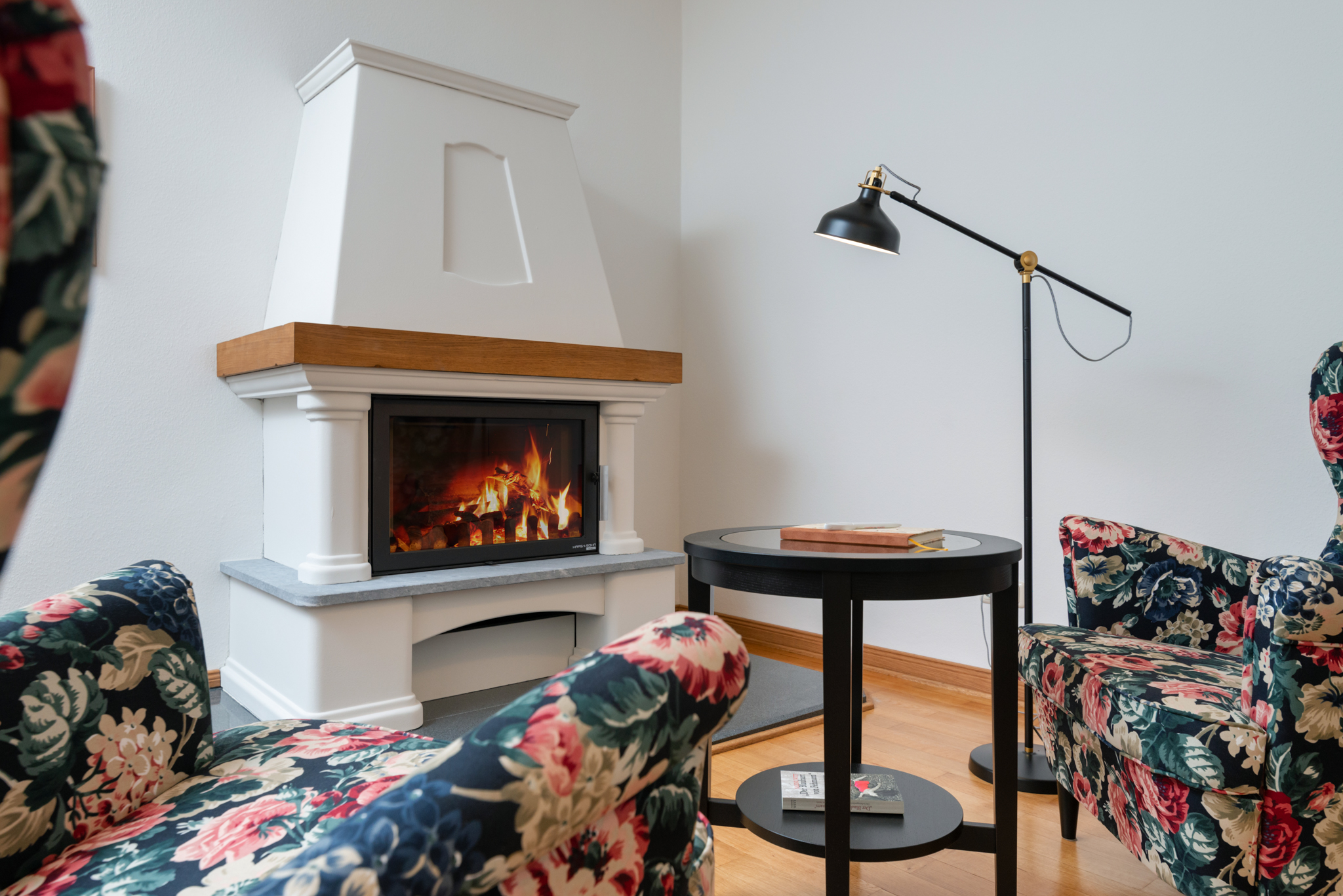 Behagliches Kaminzimmer mit brennendem Kamin in der Ferienwohnung der Familie Thomsen-Detlefs auf der Insel Fehmarn.