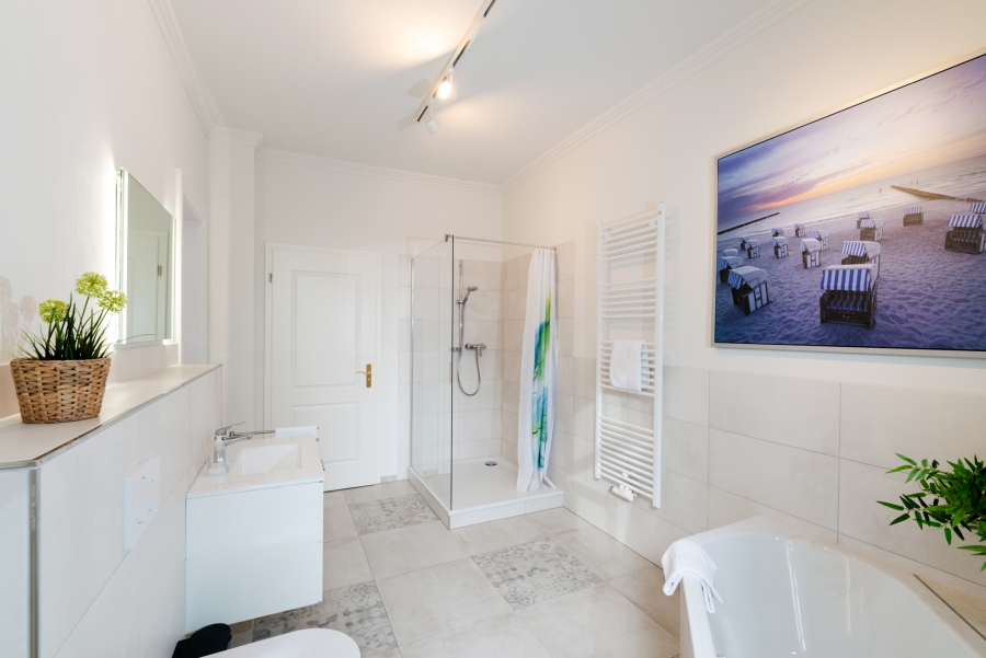 Bodengleiche Dusche im Herrenzimmer – modernes Bad-En-Suite im Ferienhaus der Familie Thomsen-Detlefs auf der Insel Fehmarn.