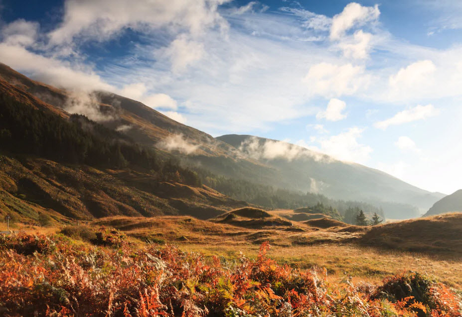 Im Herbst sind Schottlands Täler zwar wie so oft in Nebel getaucht, geben aber farblich mehr her als in anderen Jahreszeiten.