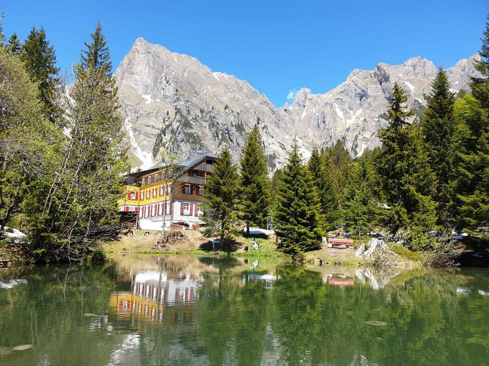 Das Berggasthaus Sennis-Alp in Walenstadt SG befindet sich in einem wunderschönen alten Kurhaus.