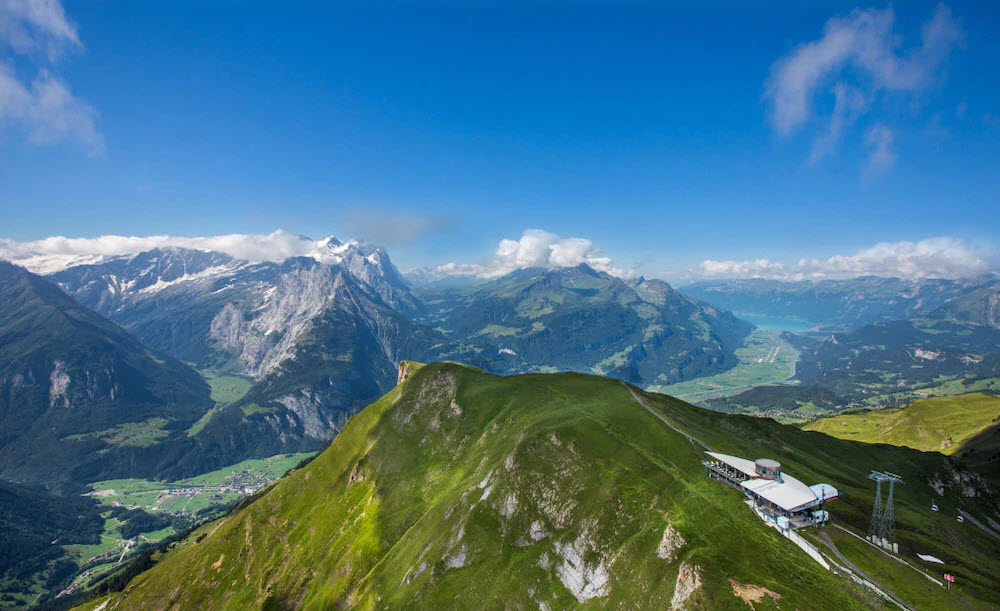 Vom Panoramarestaurant Alpentower hoch über dem Haslital BE geniesst man eine 360-Grad-Aussicht auf die Alpen.