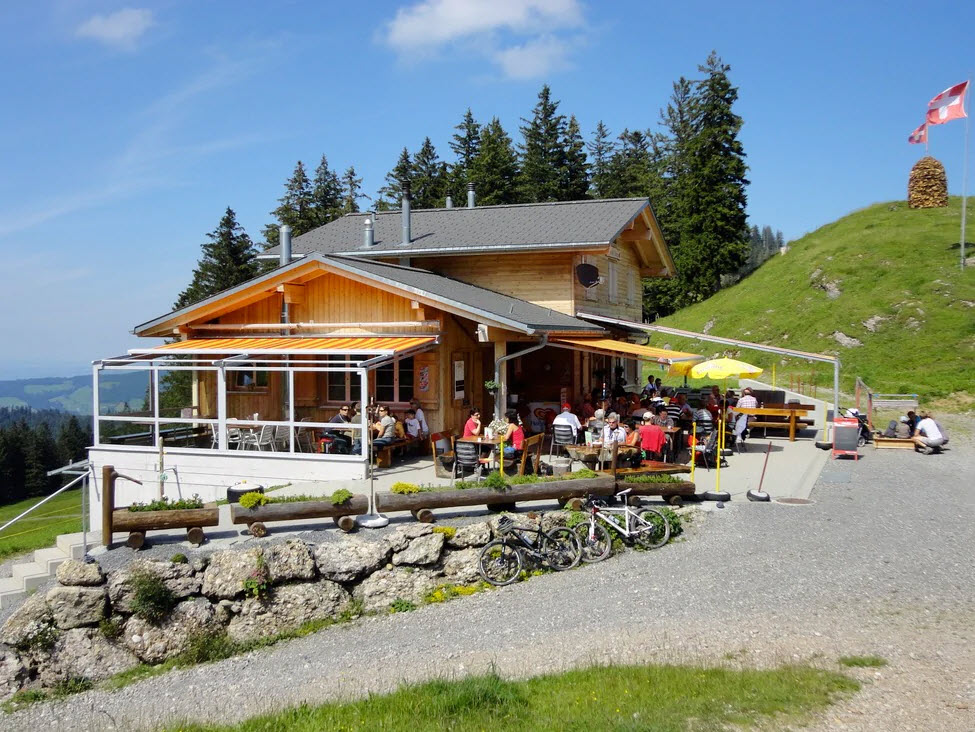 Klein, aber fein ist das Motto der Alpwirtschaft Halsegg. Sie liegt auf 1340 M.ü.M. am Ende vom Rossberg im Kanton Schwyz.
