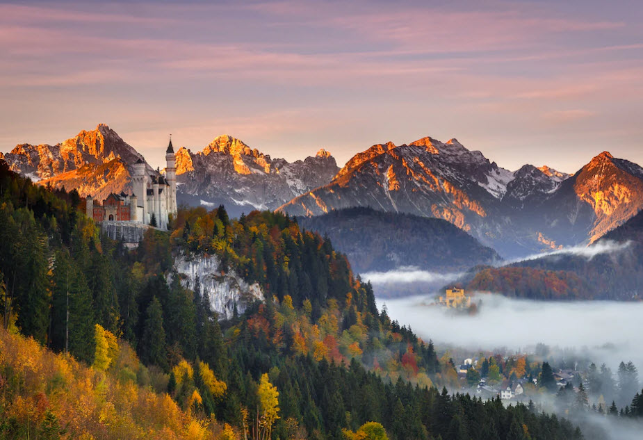 Vor imposanter Bergkulisse thront das Schloss Neuschwanstein und versetzt Besucher zurück in die märchenhafte Vergangenheit.