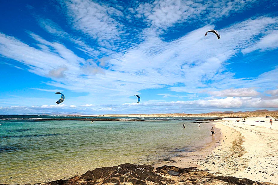 Schweizer verreisen immer häufiger in den Herbstferien. Platz zehn unter den Trenddestinationen nimmt die Kanareninsel Fuerteventura (Spanien) ein.