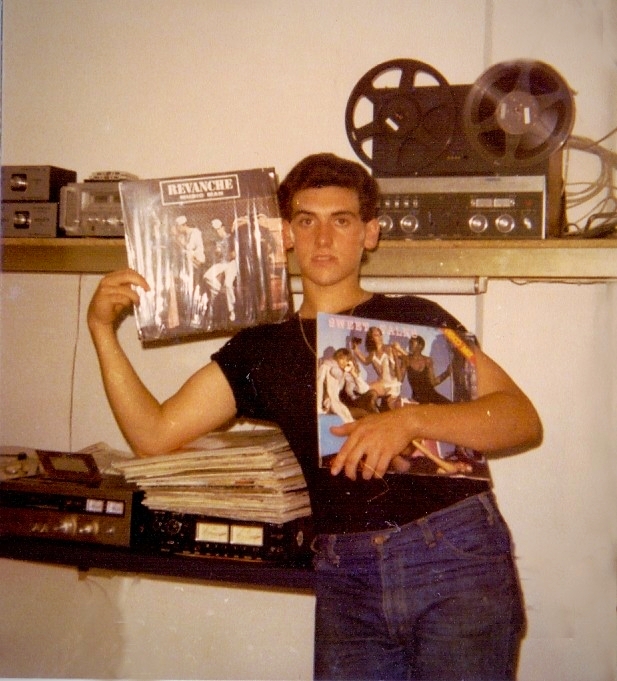 Radio Capo 1979 studi di via Minerva, in posa con uno dei dischi appena arrivati.."music man dei Revanche"