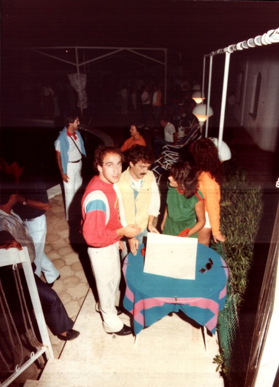 Festa "l'estate sta finendo" 1984, all'ingresso si riconoscono Gianni Baglivo, Giacomo e Diana.