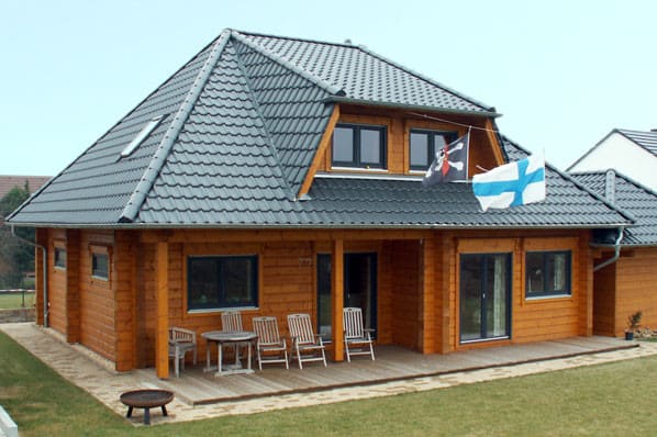 Holzhaus in Blockbauweise - Maßgeschneidertes Wohnblockhaus mit Walmdach - Blockhausbau - © Blockhaus Profi