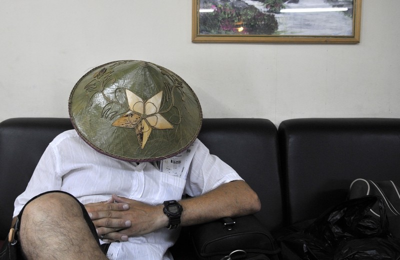 Mein müder Mann und mein Reishut beim Retourflug nach Bali am Flughafen von Lombok