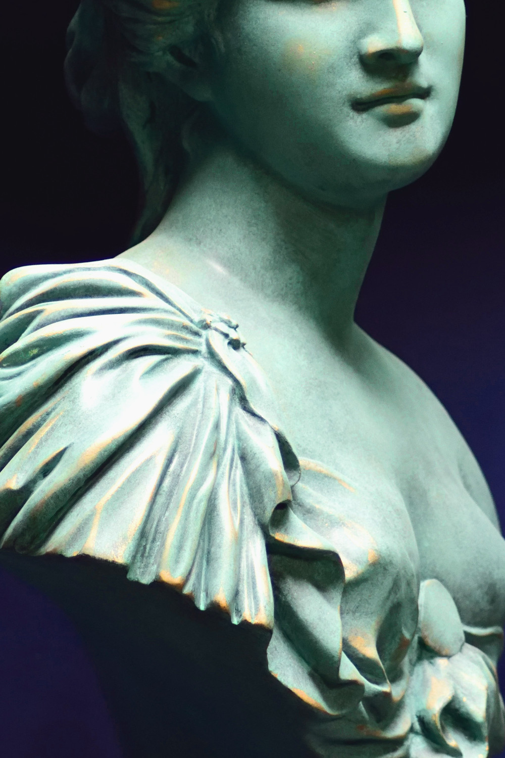 Femme à la Rose, patine vert antique réhaussé de bronze or pâle