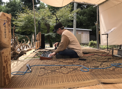 高校生と、音楽教室のリョウ先生とでルーパーでコラボしている画像