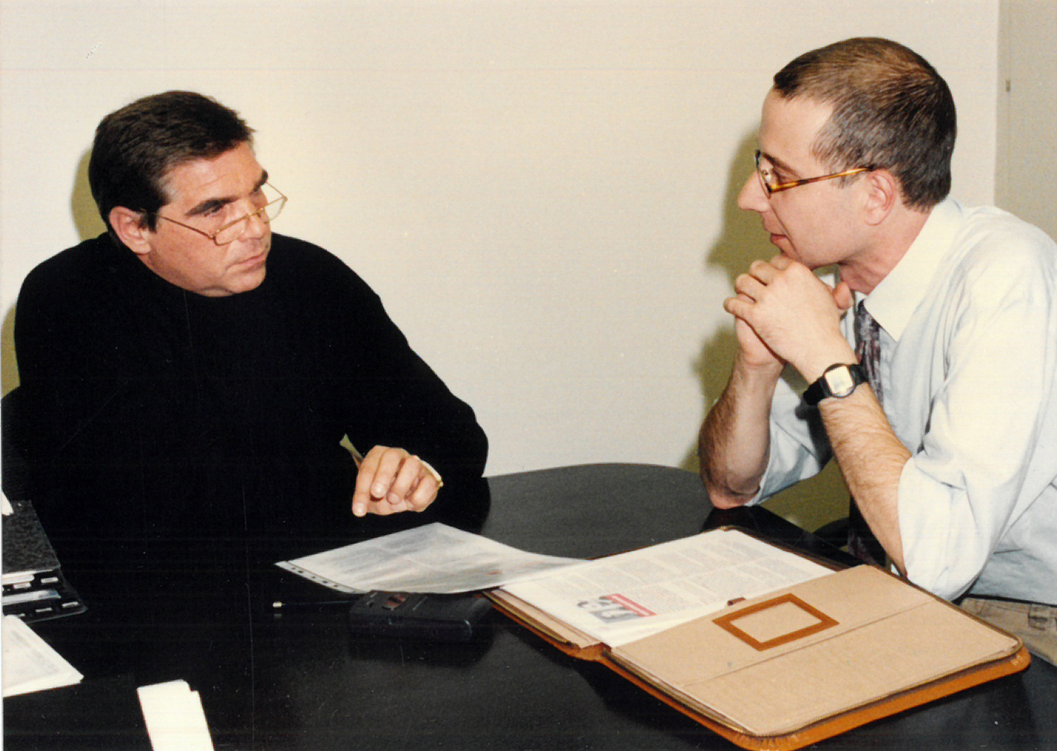 Bernd Hinners (Vorstandsvorsitzender), Andreas Prautsch (stv. Abteilungsleiter Marketing | Kommunikation), Vorbereitung Jahrespressekonferenz - Sparkasse Wittenberg 1997