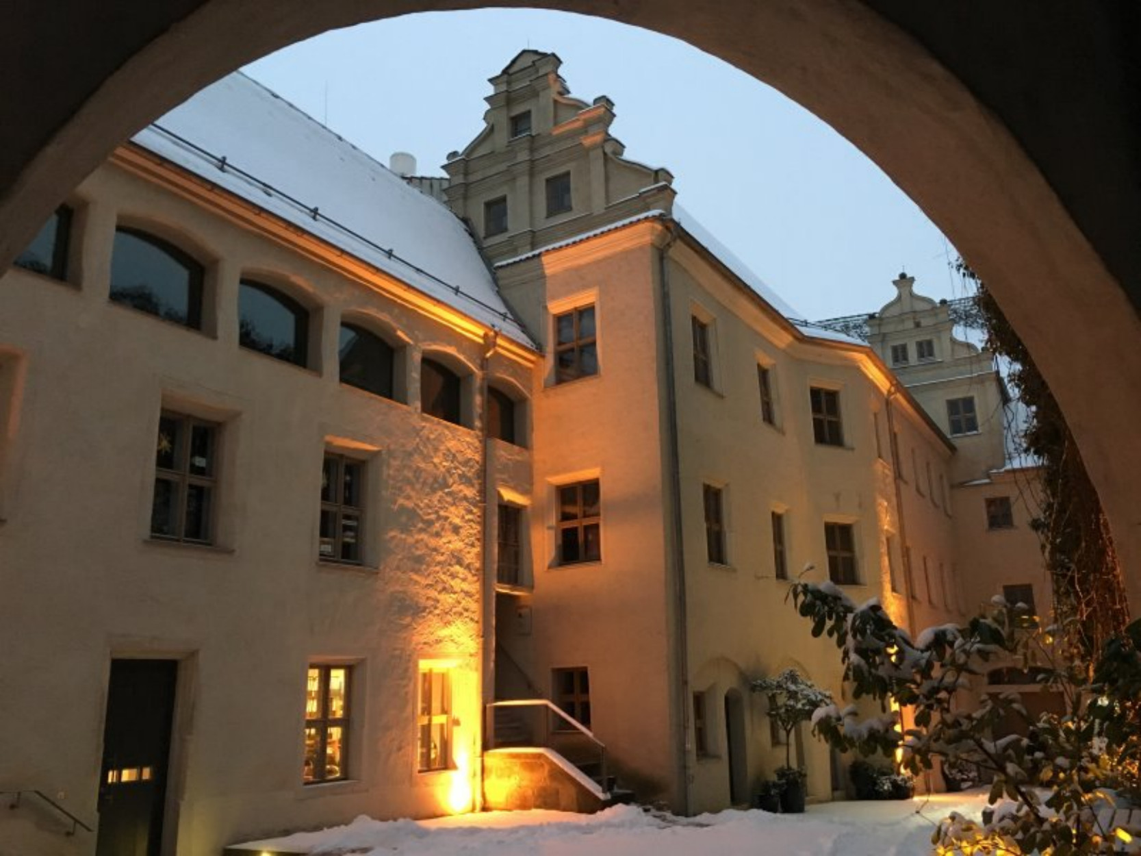 Geschäftsstelle des CAMPUS WITTENBERG im Cranach-Hof, Markt 4, Wittenberg (mittlere Treppe ins 1. OG rechts - 5 Fenster) - 2006