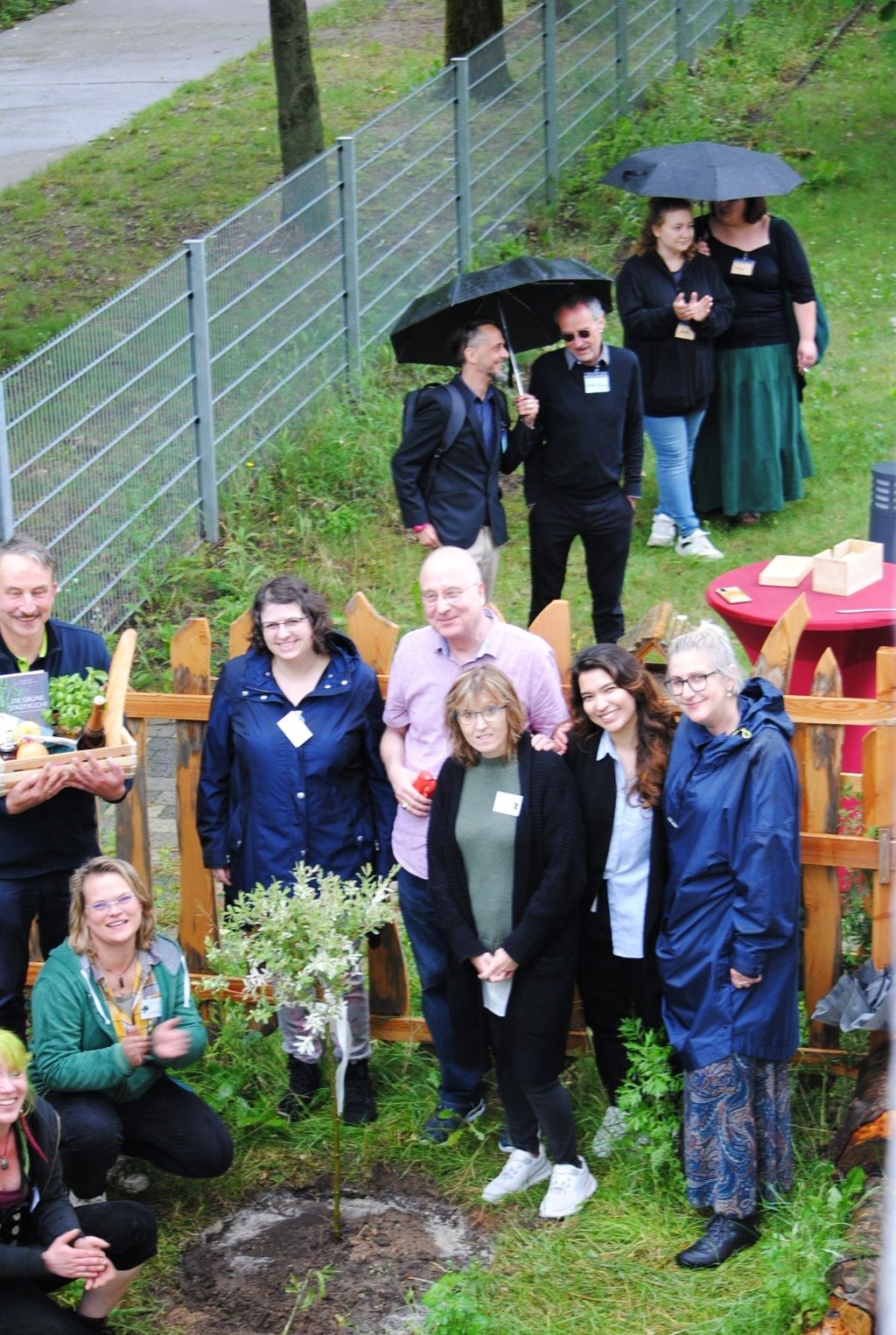 5 Jahre Albatros MVZ & RPK gGmbH: Wir pflanzen einen Baum - 19.06.2024