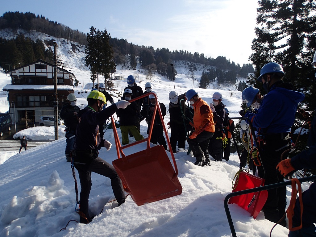 栃尾東中野俣で雪下ろしアンカー実証試験