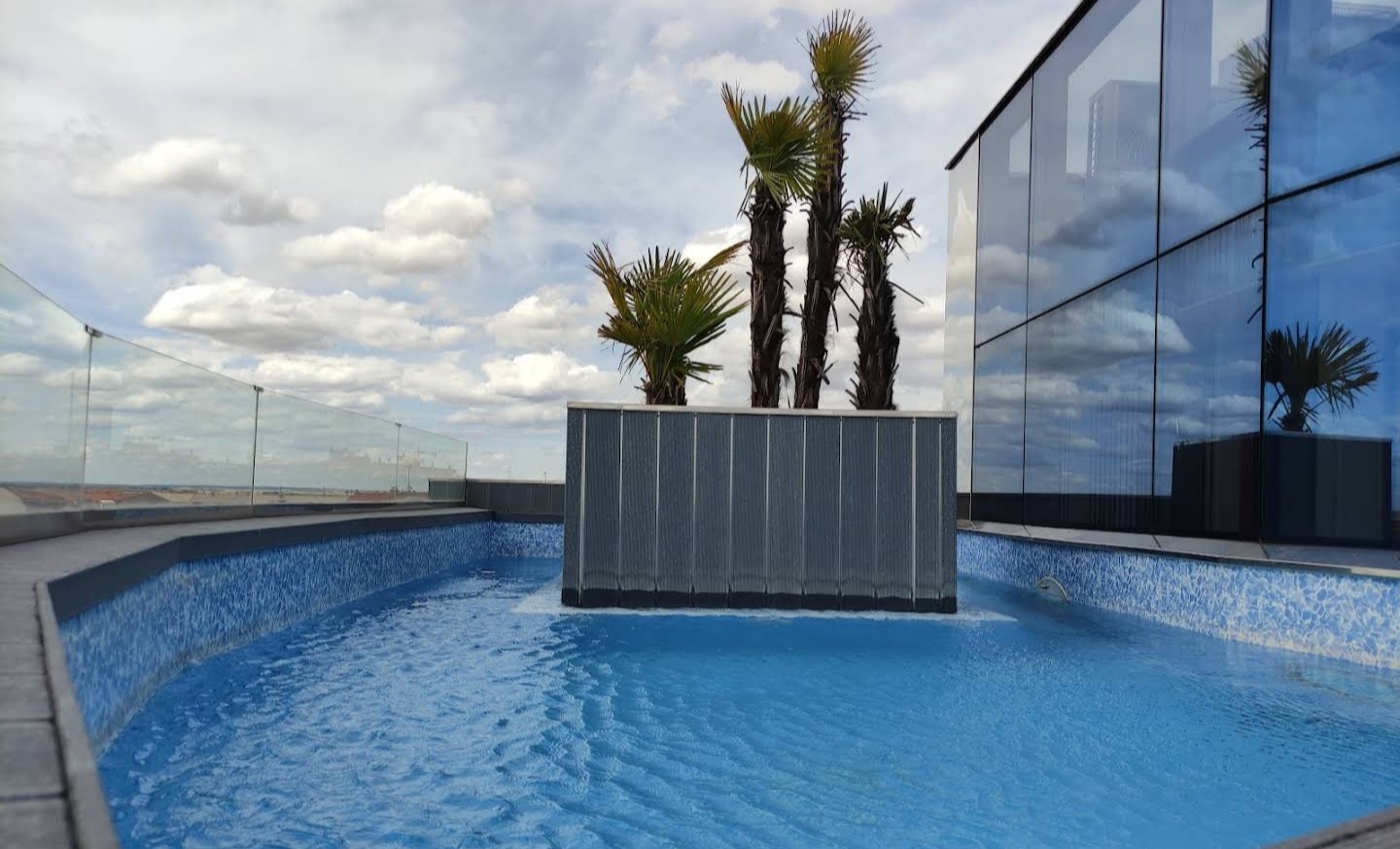 der Rooftop Pool