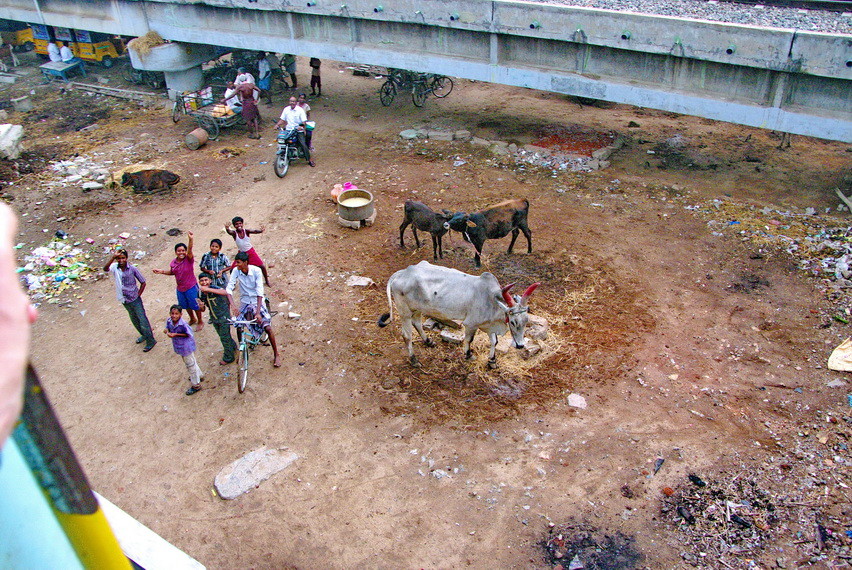 Blick von der Eisenbahnbrücke_Einfahrt in Madurai (Bahnhof) 