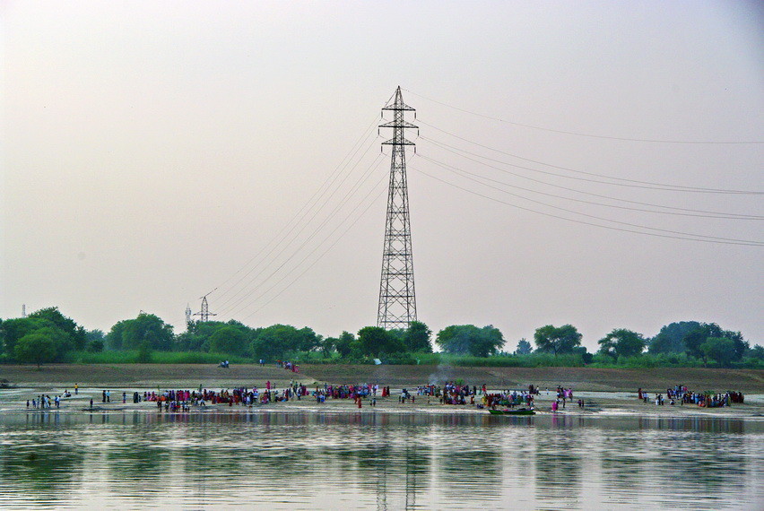 Die ganze Dorfbevölkerung trifft sich am Ganges und feiert 