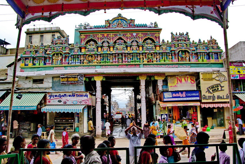 Ausgang in die Stadt beim Sri Meenakshi Schrein